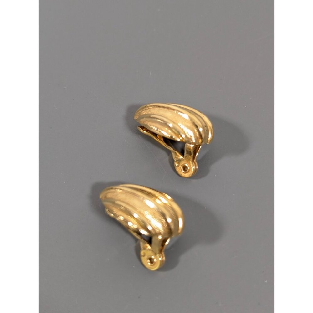 VTG Monet Ribbed Texture Teardrop Clip On Earrings Gold Tone Classic‎ Statement - Picture 5 of 8